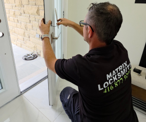 locksmith fixing door